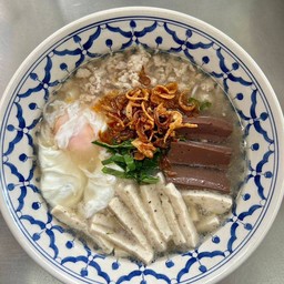 ก๋วยจั๊บญวนพิเศษใส่ไข่