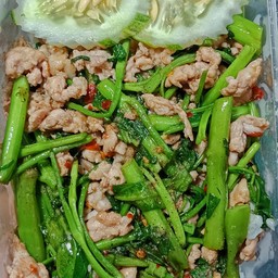 ข้าวผักบุ้งใส่เนื้อสัตว์