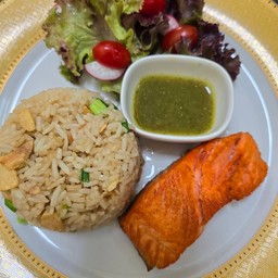 ข้าวผัดกระเทียมแซลมอน
