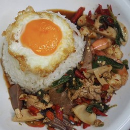 กะเพรารวมราดข้าว