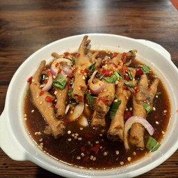 ยำตีนนัว