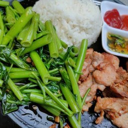 ผัดผักบุ้ง+หมูทอด ราดข้าว