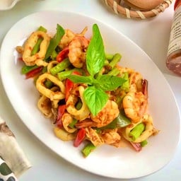 ทะเลผัดพริกแกงใต้ (เป็นกับ)