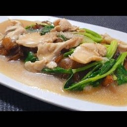 ราดหน้าไก่ เส้นใหญ่