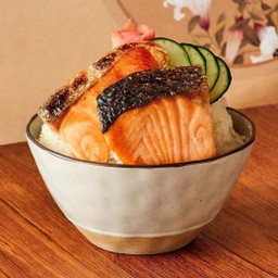 ข้าวหน้าแซลมอนย่างเกลือ