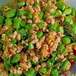 ข้าวกะเพราถั่วฝักยาว