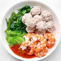อาหารคลีน หมูสับก้อนกุ้งลวก ผักกาดขาวผักบุ้งลวก น้ำจิ้มสุกี้