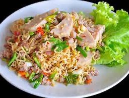 ยำมาม่าหมูยอ