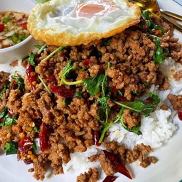 ข้าวราดผัดกระเพรา