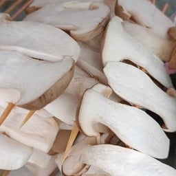 หม่าล่าต้องมนต์ตรา หน้าหมู่บ้านพรจิรา