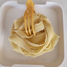 บะหมี่เสือน้อยเส้นสด(1 ก้อน)