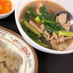 เส้นใหญ่ทอดราดหน้าฮ่องกงหมู
