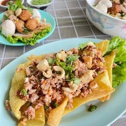 เกี๊ยวกรอบต้มยำแห้ง