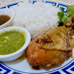 ข้าวไก่ต้มน้ำปลาพร้อมน้ำจิ้มซีฟู๊ด