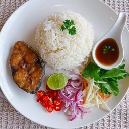 ข้าวปลาอินทรีทอดยำ