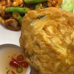 ข้าวผัดพริกแกงหมูชิ้นไข่เจียว