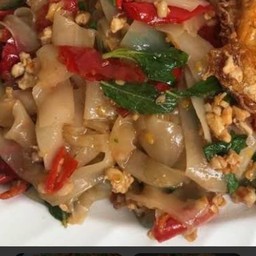 เส้นใหญ่ผัดกะเพราหมูสับไข่เจียว