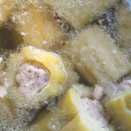 ต้มจืดมะระยัดไส้หมูสับ