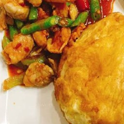 ข้าวผัดพริกแกงไก่ไข่เจียว