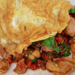 ข้าวกะเพราหมูชิ้นไข่เจียว