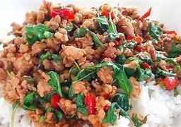 กระเพราหมูสับราดข้าว