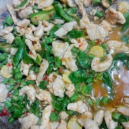 กระเพราไก่ราดข้าว