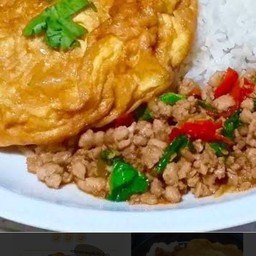 ข้าวกะเพราหมูสับไข่เจียว