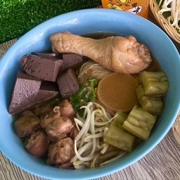 ก๋วยเตี๋ยวไก่ น่องไก่