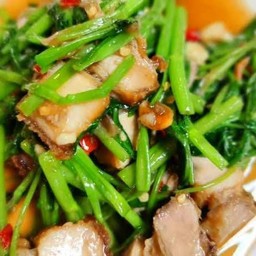 ผักบุ้งหมูกรอบ (กับข้าว)