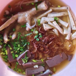 ก๋วยจั๊บเชท1มี เลือด หมูยอ ตีนไก่