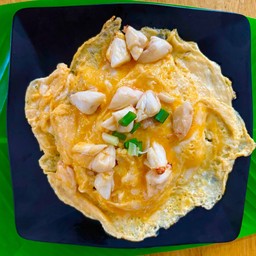 crab meat omelet on rice ข้าวไข่เจียวเนื้อปูก้อน