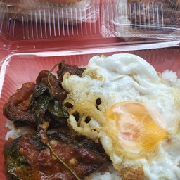 ข้าวราดพริกแกงปลาดุกไข่ดาว