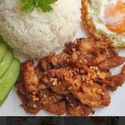 ข้าวไก่ทอดกระเทียม(นุ่ม)ไข่ดาว