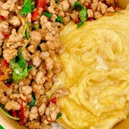 [อร่อยซ่ากับโค้ก] ข้าวกระเพราหมูสับไข่ข้น +  โค้ก ออริจินัล (กระป๋อง)