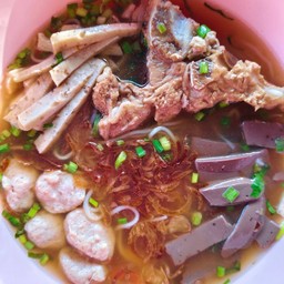 ก๋วยจั๊บเซท2มี เลือดไก่ หมูเด้ง หมูยอ กระดูกหมู