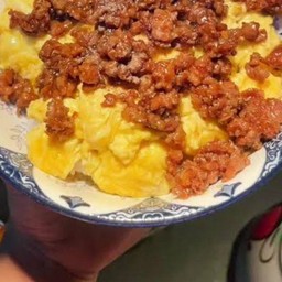 ข้าวหมูสับผัดซีอิ้วไข่เจียว