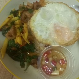 กระเพราหมูกรอบหน่อใม้(ฟรีไข่ดาว  โปรเดือนนี้แถมน้ำ
