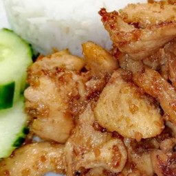 ข้าวหน้าไก่ทอดกระเทียม(นุ่ม)