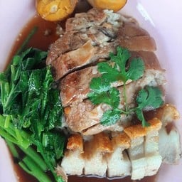 ข้าวขาหมูบวกหมูกรอบ