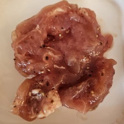 หมูหมักพริกไทยดำ(1 ถาด)