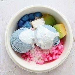 ไอศกรีมกะทิอัญชันใส่ท้อปปิ้ง
