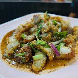 ลาบสามชั้นทอด