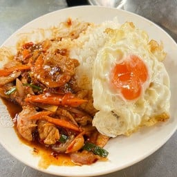 ข้าวไก่ผัดน้ำพริกเผา + ไข่ดาว