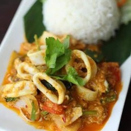 ปลาหมึกผัดผงกระหรี่ราดข้าว