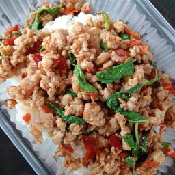 กะเพราหมูสับผัดพริกแห้งราดข้าวหอม