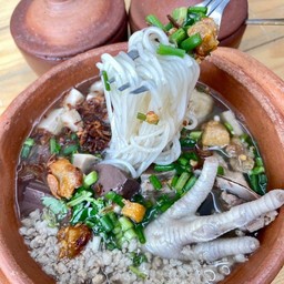ก๋วยจั๊บรวมพิเศษ กระดูกหมู ตีนไก่ น่องไก่หมูเด้ง