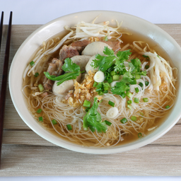 ก๋วยเตี๋ยวลูกชิ้นหมูตุ๋นน้ำใส