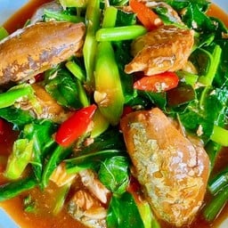 ผัดคะน้าปลากระป๋อง