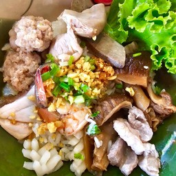 ข้าวต้มแห้ง รวมหมู  ซีฟู้ด  เพิ่มน้ำซุป เสริฟพร้อมน้ำจิ้มสูตรเฉพาะ