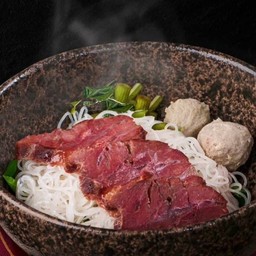 ก๋วยเตี๋ยวเนื้อ น่องลายโคขุนตุ๋น (Thai Beef)